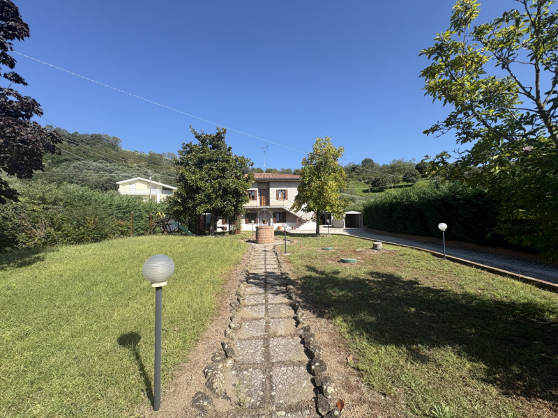 Nel cuore verde dei Colli Euganei, in una zona tranquilla e riservata, proponiamo in vendita una ...