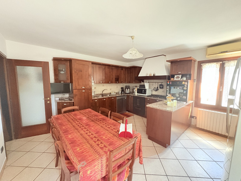 Nel cuore verde dei Colli Euganei, in una zona tranquilla e riservata, proponiamo in vendita una ...