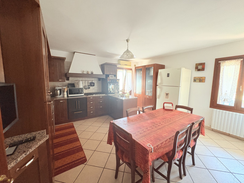 Nel cuore verde dei Colli Euganei, in una zona tranquilla e riservata, proponiamo in vendita una ...