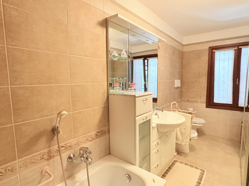 Nel cuore verde dei Colli Euganei, in una zona tranquilla e riservata, proponiamo in vendita una ...