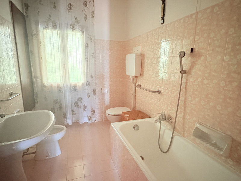 Nel cuore verde dei Colli Euganei, in una zona tranquilla e riservata, proponiamo in vendita una ...