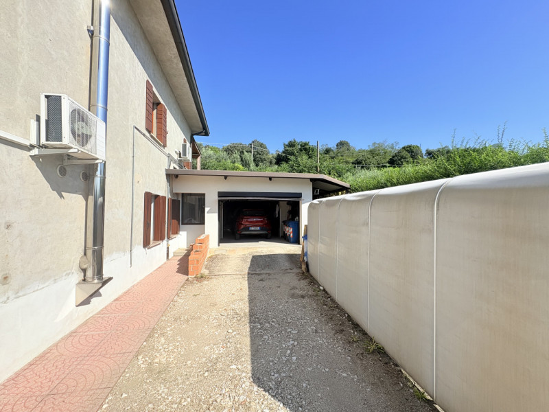 Nel cuore verde dei Colli Euganei, in una zona tranquilla e riservata, proponiamo in vendita una ...