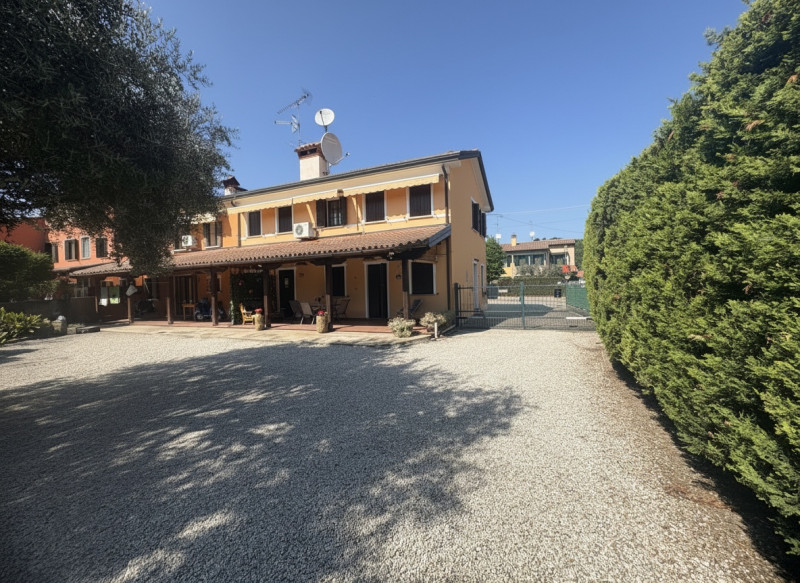 In posizione comoda al centro di Galzignano Terme, proponiamo in vendita una graziosa casa a schi...