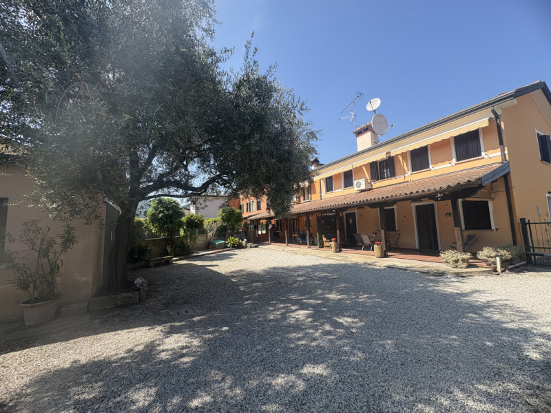 In posizione comoda al centro di Galzignano Terme, proponiamo in vendita una graziosa casa a schi...