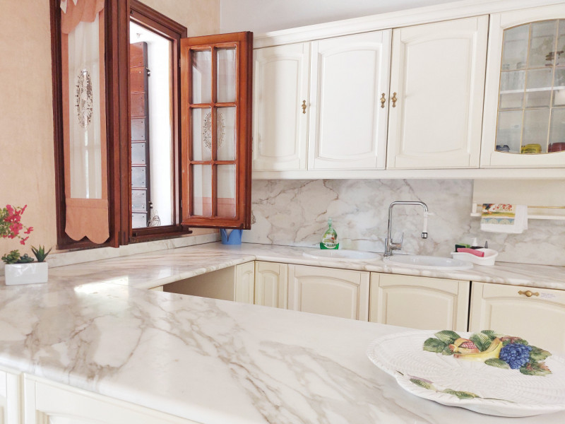 In posizione comoda al centro di Galzignano Terme, proponiamo in vendita una graziosa casa a schi...