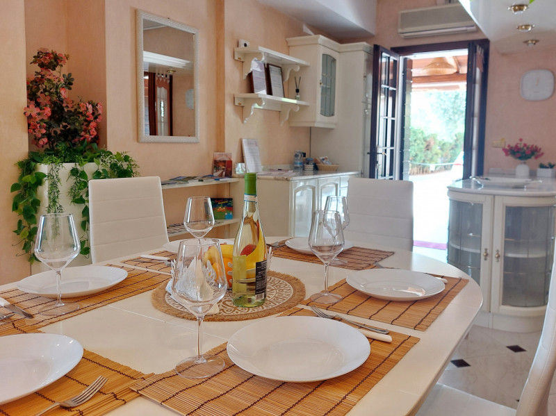 In posizione comoda al centro di Galzignano Terme, proponiamo in vendita una graziosa casa a schi...