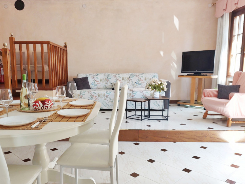 In posizione comoda al centro di Galzignano Terme, proponiamo in vendita una graziosa casa a schi...