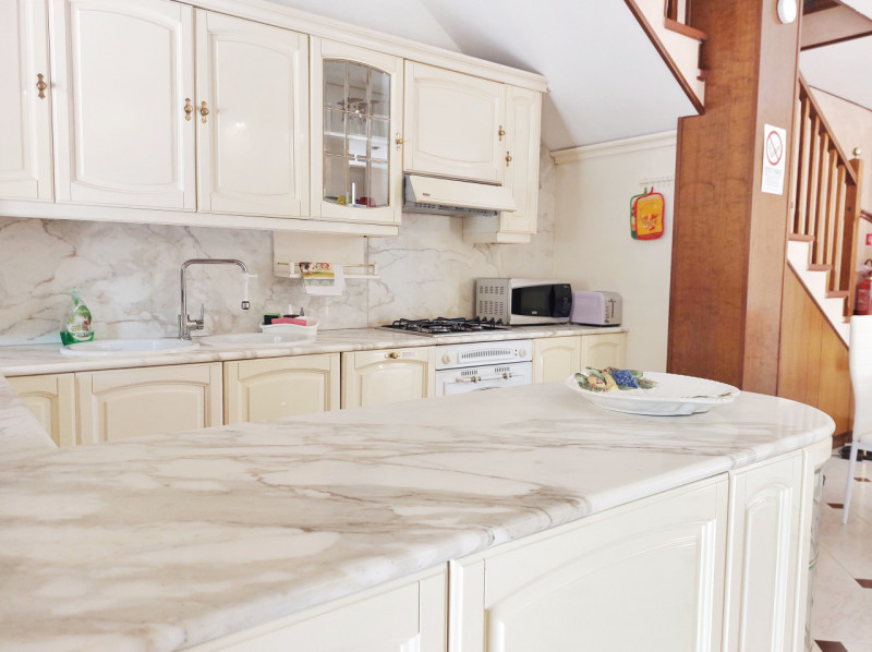 In posizione comoda al centro di Galzignano Terme, proponiamo in vendita una graziosa casa a schi...