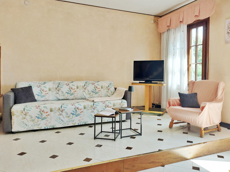 In posizione comoda al centro di Galzignano Terme, proponiamo in vendita una graziosa casa a schi...