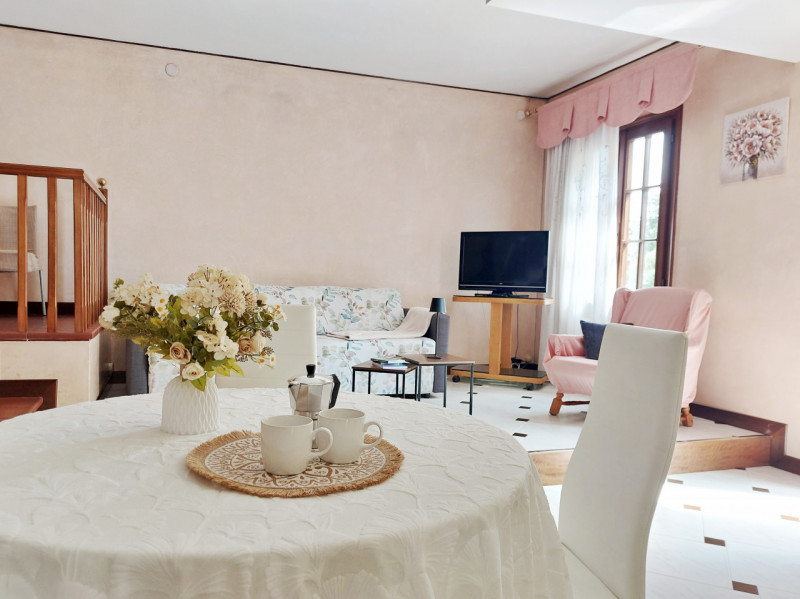 In posizione comoda al centro di Galzignano Terme, proponiamo in vendita una graziosa casa a schi...