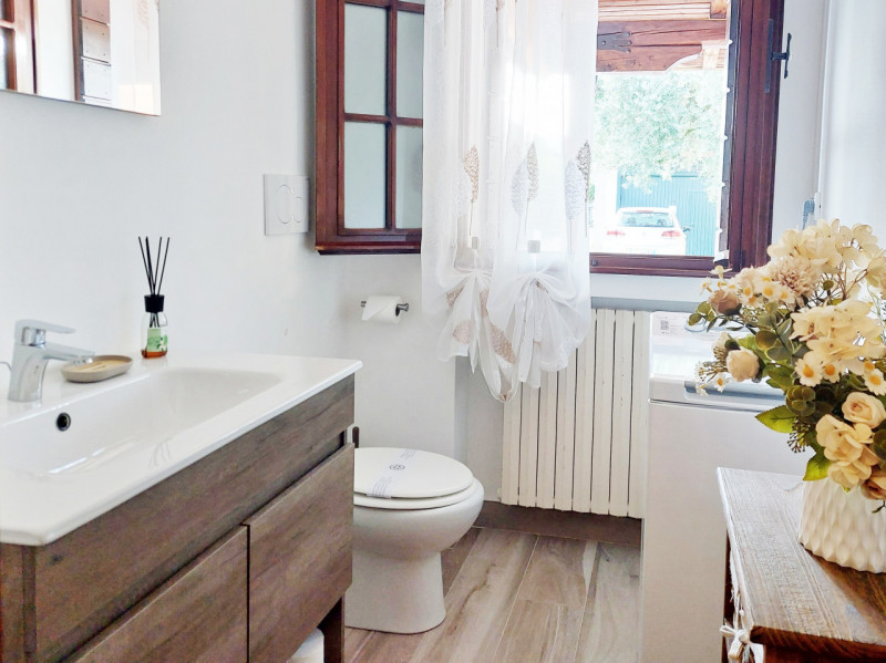 In posizione comoda al centro di Galzignano Terme, proponiamo in vendita una graziosa casa a schi...