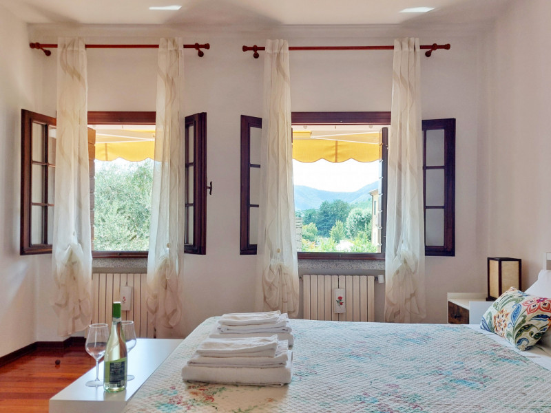 In posizione comoda al centro di Galzignano Terme, proponiamo in vendita una graziosa casa a schi...