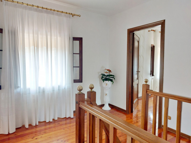 In posizione comoda al centro di Galzignano Terme, proponiamo in vendita una graziosa casa a schi...