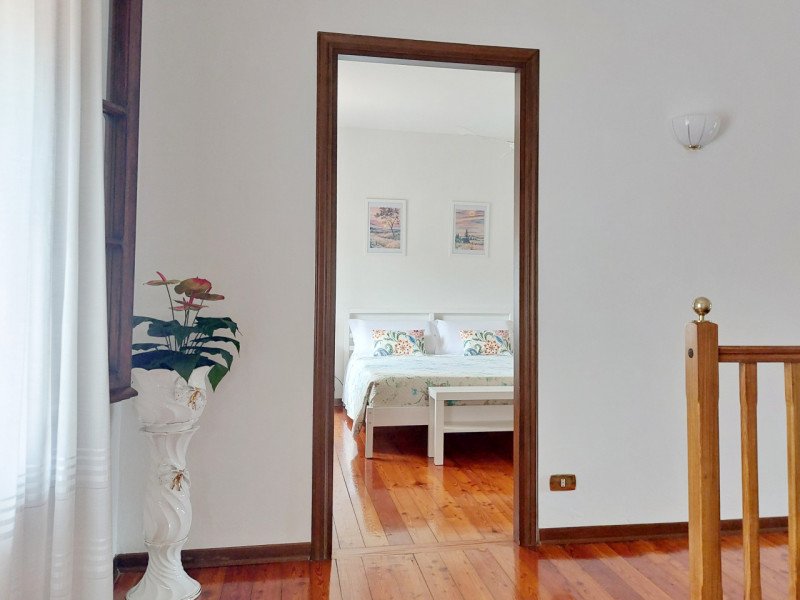 In posizione comoda al centro di Galzignano Terme, proponiamo in vendita una graziosa casa a schi...