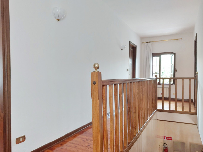 In posizione comoda al centro di Galzignano Terme, proponiamo in vendita una graziosa casa a schi...