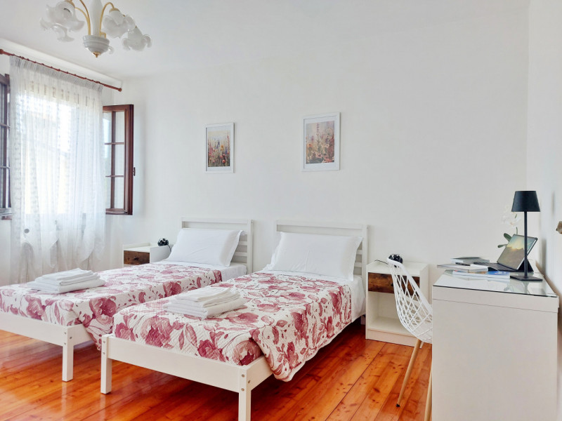 In posizione comoda al centro di Galzignano Terme, proponiamo in vendita una graziosa casa a schi...