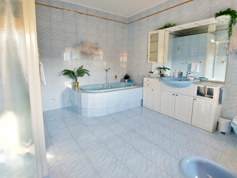 In posizione comoda al centro di Galzignano Terme, proponiamo in vendita una graziosa casa a schi...