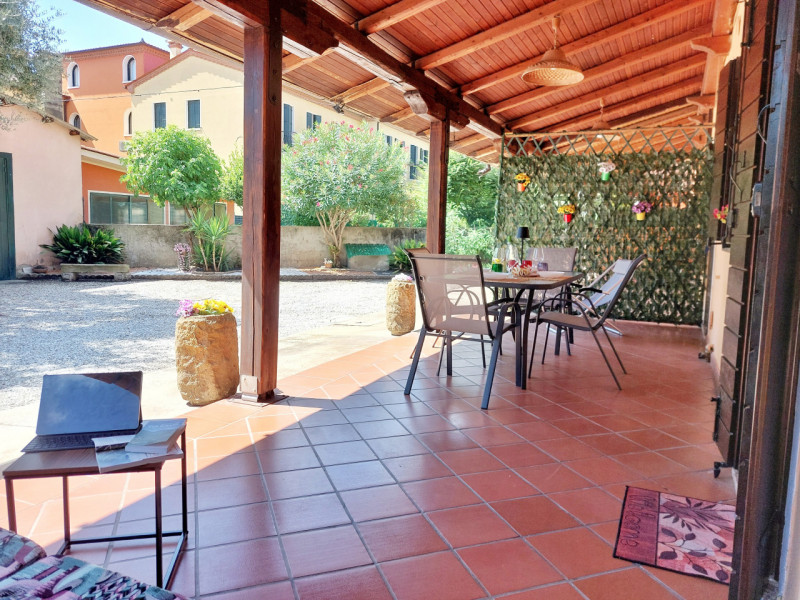 In posizione comoda al centro di Galzignano Terme, proponiamo in vendita una graziosa casa a schi...