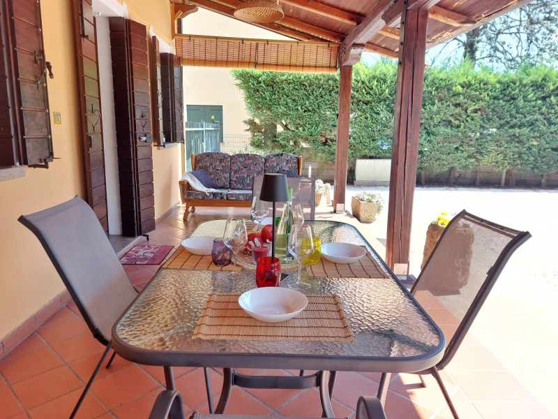 In posizione comoda al centro di Galzignano Terme, proponiamo in vendita una graziosa casa a schi...