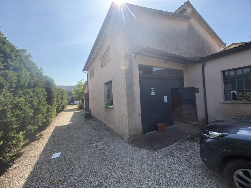 In posizione comoda al centro di Galzignano Terme, proponiamo in vendita una graziosa casa a schi...