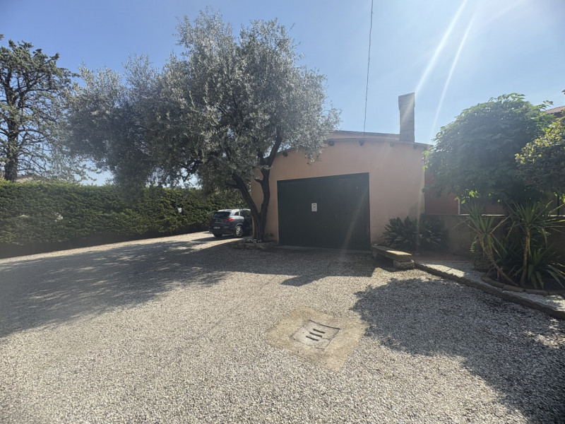 In posizione comoda al centro di Galzignano Terme, proponiamo in vendita una graziosa casa a schi...