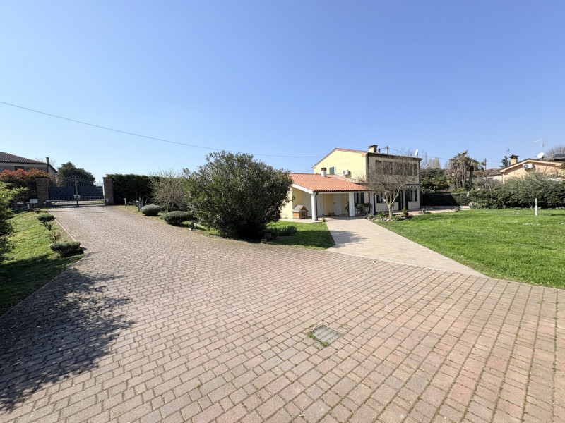 In posizione strategica tra Monselice e Battaglia Terme, alle porte dei suggestivi Colli Euganei,...