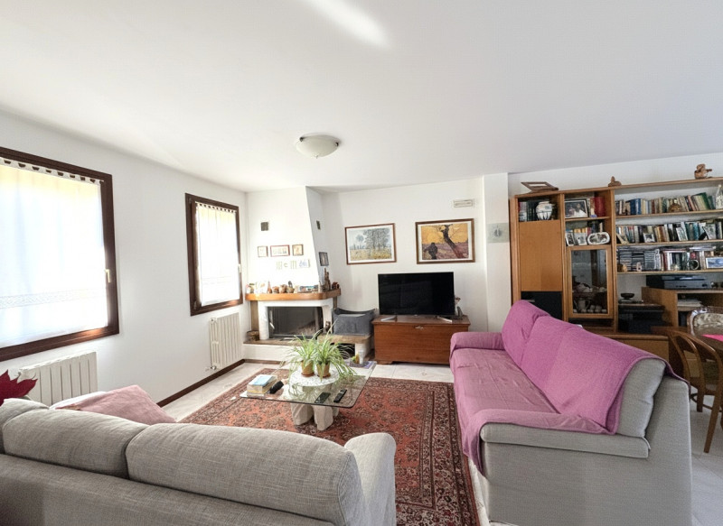 In posizione strategica tra Monselice e Battaglia Terme, alle porte dei suggestivi Colli Euganei,...