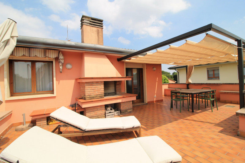 Ultimo piano con terrazza panoramica di 80 mq!

*Interni*: 75 mq ben distribuiti:
Ampio soggiorno...