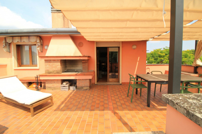 Ultimo piano con terrazza panoramica di 80 mq!

*Interni*: 75 mq ben distribuiti:
Ampio soggiorno...