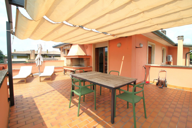 Ultimo piano con terrazza panoramica di 80 mq!

*Interni*: 75 mq ben distribuiti:
Ampio soggiorno...