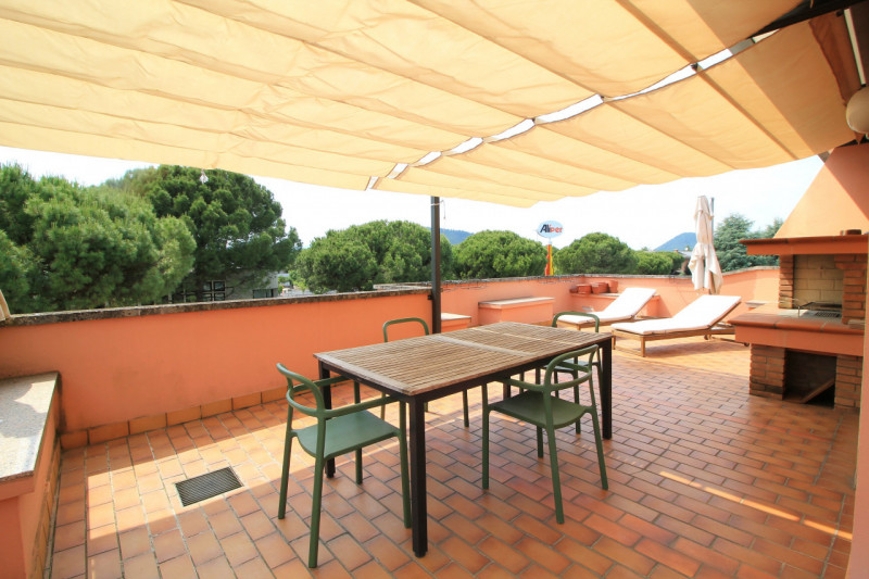Ultimo piano con terrazza panoramica di 80 mq!

*Interni*: 75 mq ben distribuiti:
Ampio soggiorno...
