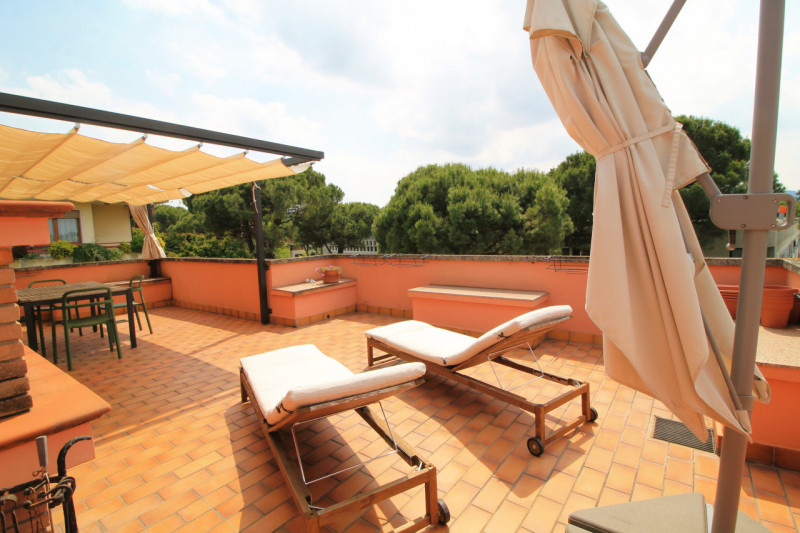 Ultimo piano con terrazza panoramica di 80 mq!

*Interni*: 75 mq ben distribuiti:
Ampio soggiorno...