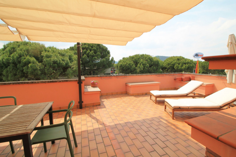 Ultimo piano con terrazza panoramica di 80 mq!

*Interni*: 75 mq ben distribuiti:
Ampio soggiorno...