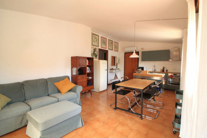 Ultimo piano con terrazza panoramica di 80 mq!

*Interni*: 75 mq ben distribuiti:
Ampio soggiorno...