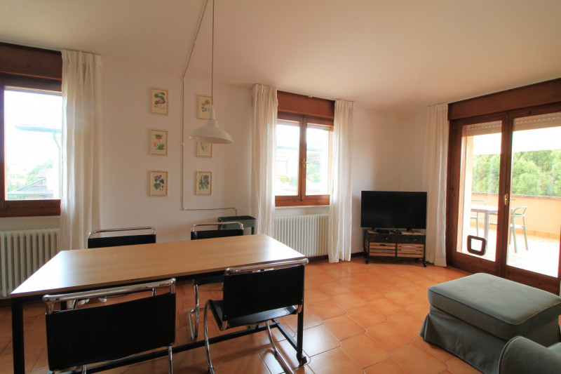 Ultimo piano con terrazza panoramica di 80 mq!

*Interni*: 75 mq ben distribuiti:
Ampio soggiorno...