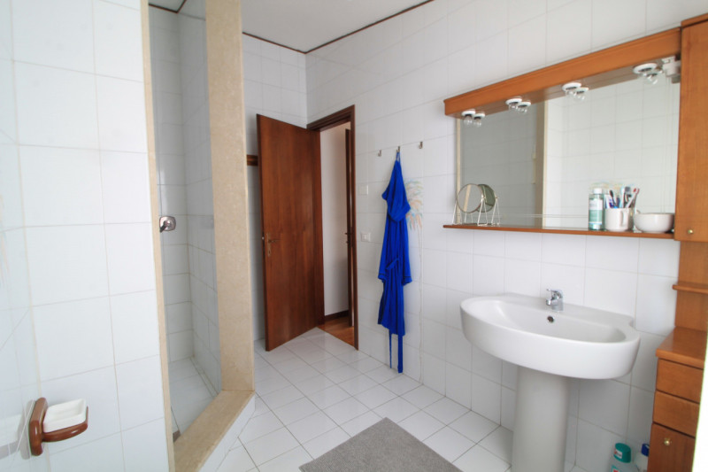 Ultimo piano con terrazza panoramica di 80 mq!

*Interni*: 75 mq ben distribuiti:
Ampio soggiorno...