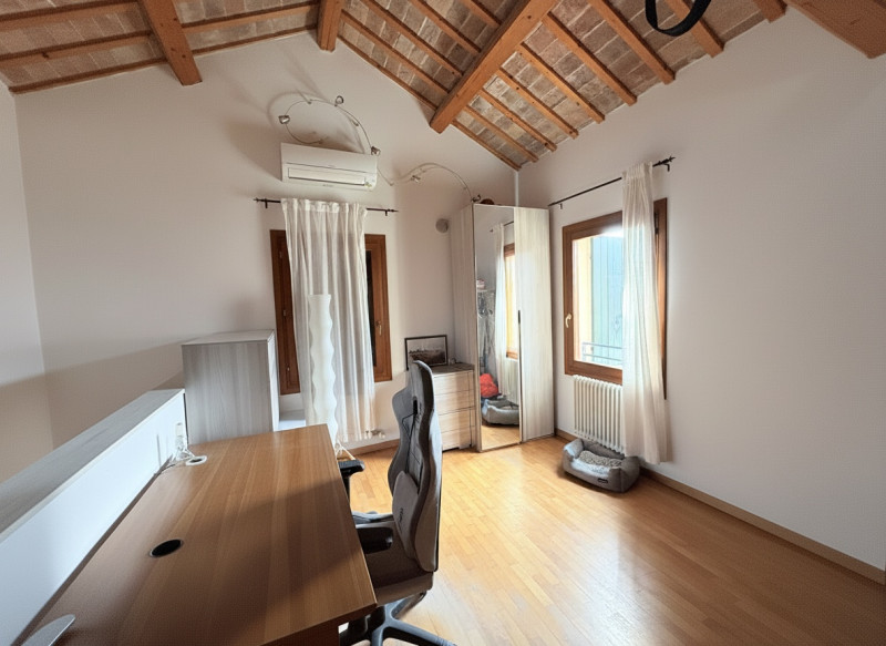 All’interno di una caratteristica corte antica completamente ristrutturata, proponiamo affascinan...