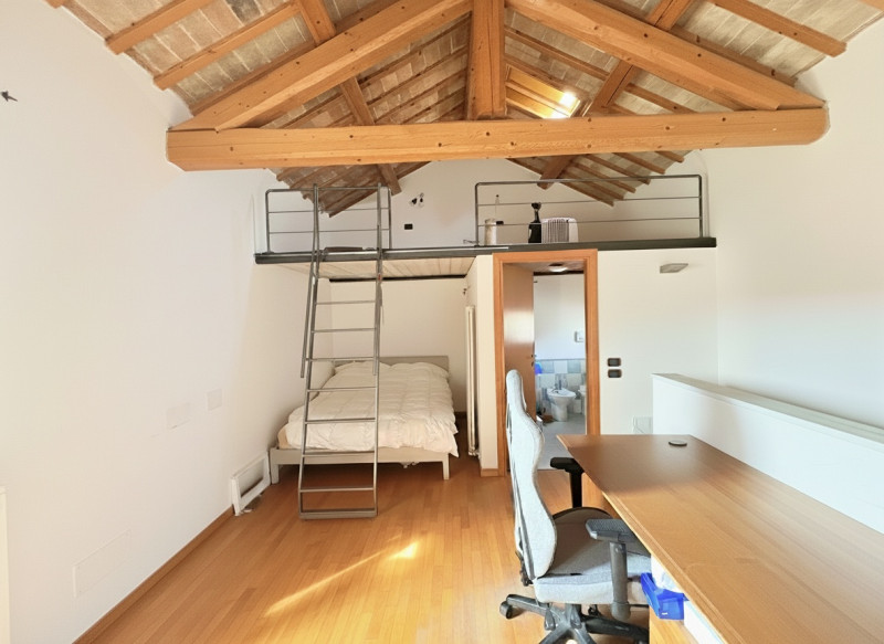 All’interno di una caratteristica corte antica completamente ristrutturata, proponiamo affascinan...