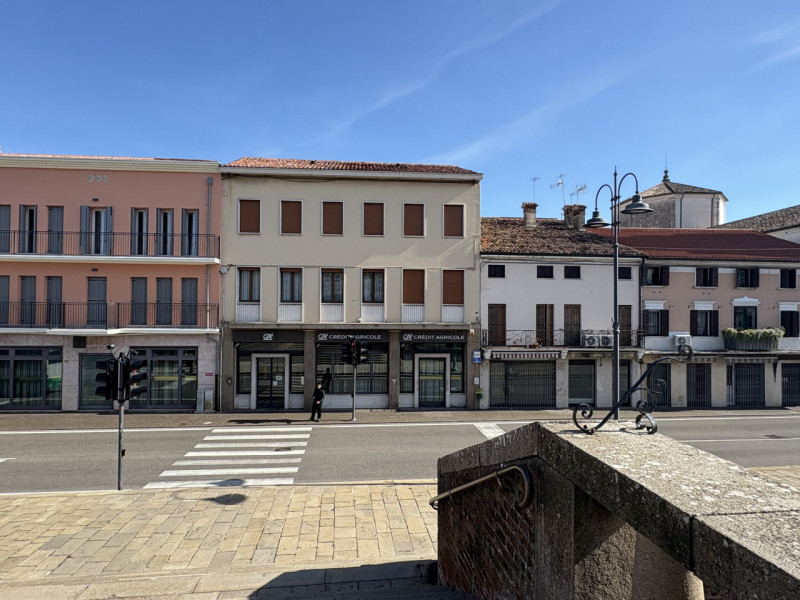 Al secondo e ultimo piano di una piccola palazzina, proponiamo luminoso appartamento bilocale app...