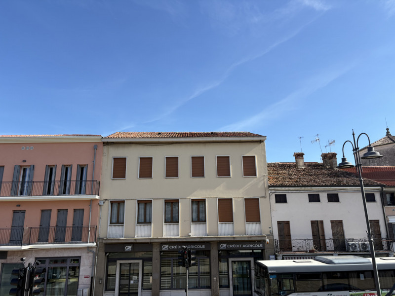 Al secondo e ultimo piano di una piccola palazzina, proponiamo luminoso appartamento bilocale app...