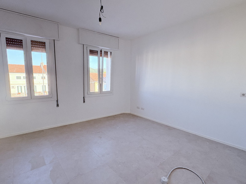 Al secondo e ultimo piano di una piccola palazzina, proponiamo luminoso appartamento bilocale app...