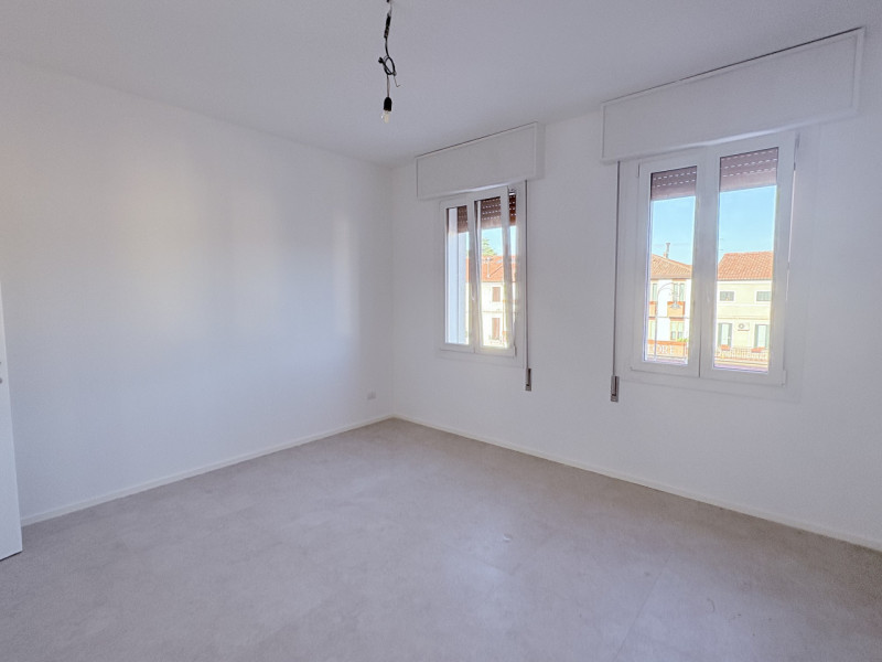 Al secondo e ultimo piano di una piccola palazzina, proponiamo luminoso appartamento bilocale app...