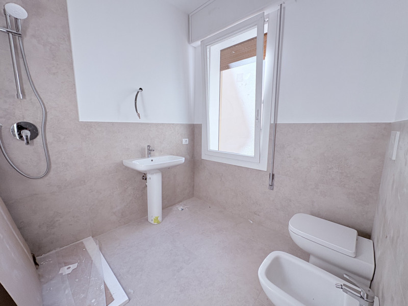 Al secondo e ultimo piano di una piccola palazzina, proponiamo luminoso appartamento bilocale app...