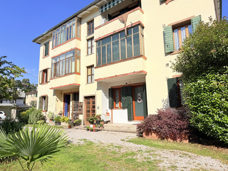 A Battaglia Terme, in una posizione tranquilla ma comoda ai principali servizi e alla viabilità, ...