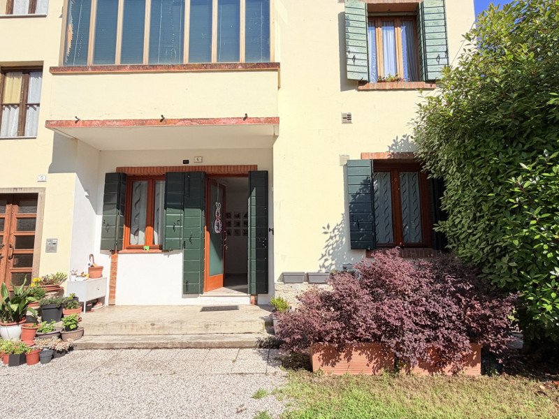 A Battaglia Terme, in una posizione tranquilla ma comoda ai principali servizi e alla viabilità, ...