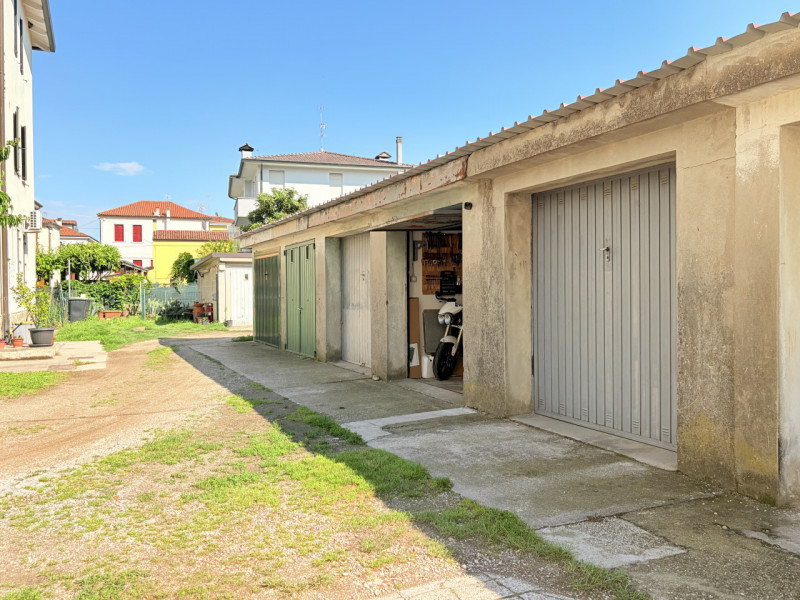 A Battaglia Terme, in una posizione tranquilla ma comoda ai principali servizi e alla viabilità, ...
