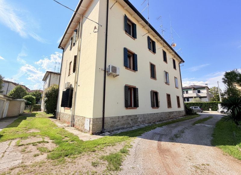 A Battaglia Terme, in una posizione tranquilla ma comoda ai principali servizi e alla viabilità, ...