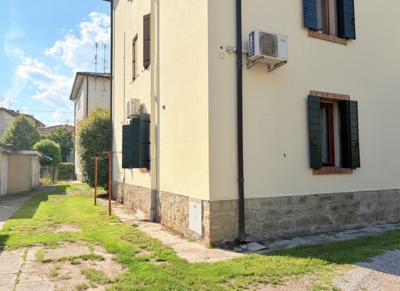 A Battaglia Terme, in una posizione tranquilla ma comoda ai principali servizi e alla viabilità, ...