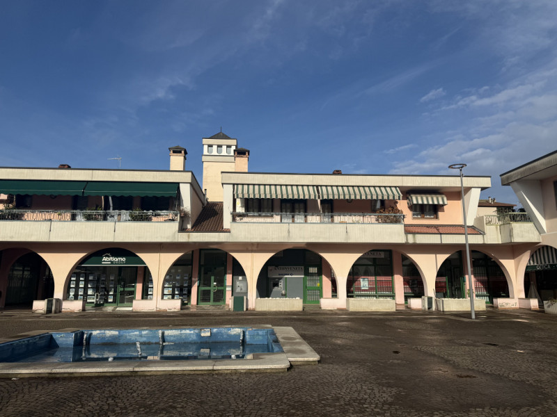 Nel cuore di Battaglia Terme, affacciato su una piazzetta centralissima, proponiamo appartamento ...