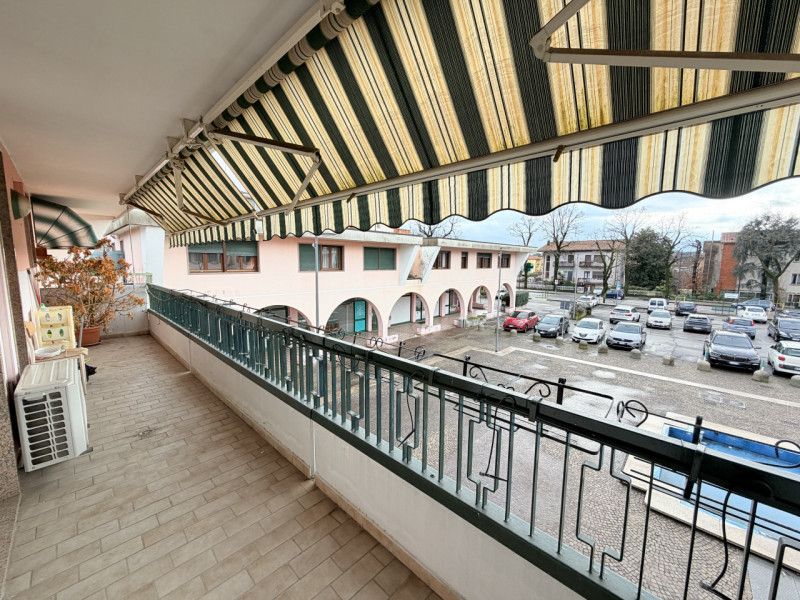 Nel cuore di Battaglia Terme, affacciato su una piazzetta centralissima, proponiamo appartamento ...